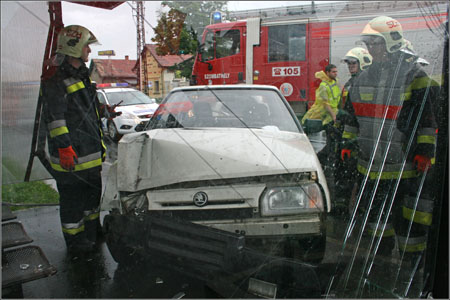 Baleset, Skoda hajtott a buszmegállóba.